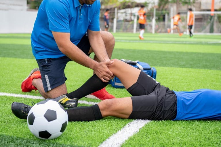Chấn thương cơ háng và nguyên nhân bị chấn thương khi đá bóng