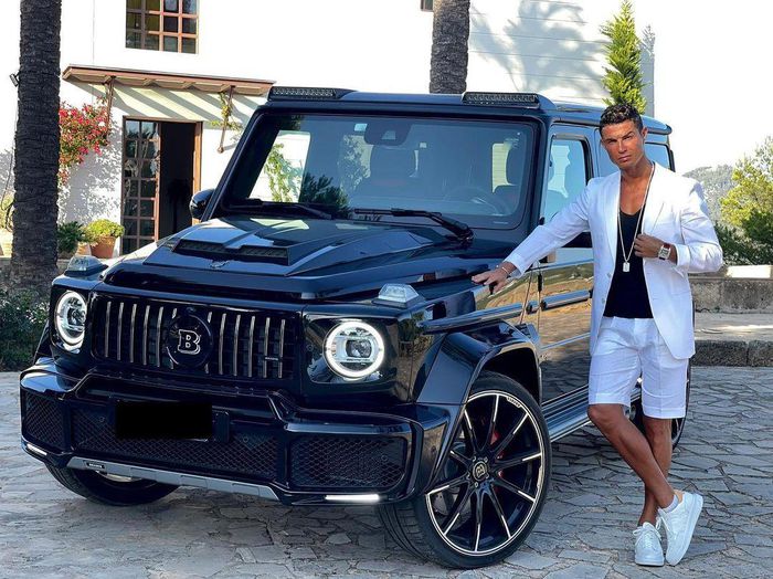 Ronaldo khoe xe được bạn gái tặng trên trang Instagram cá nhân