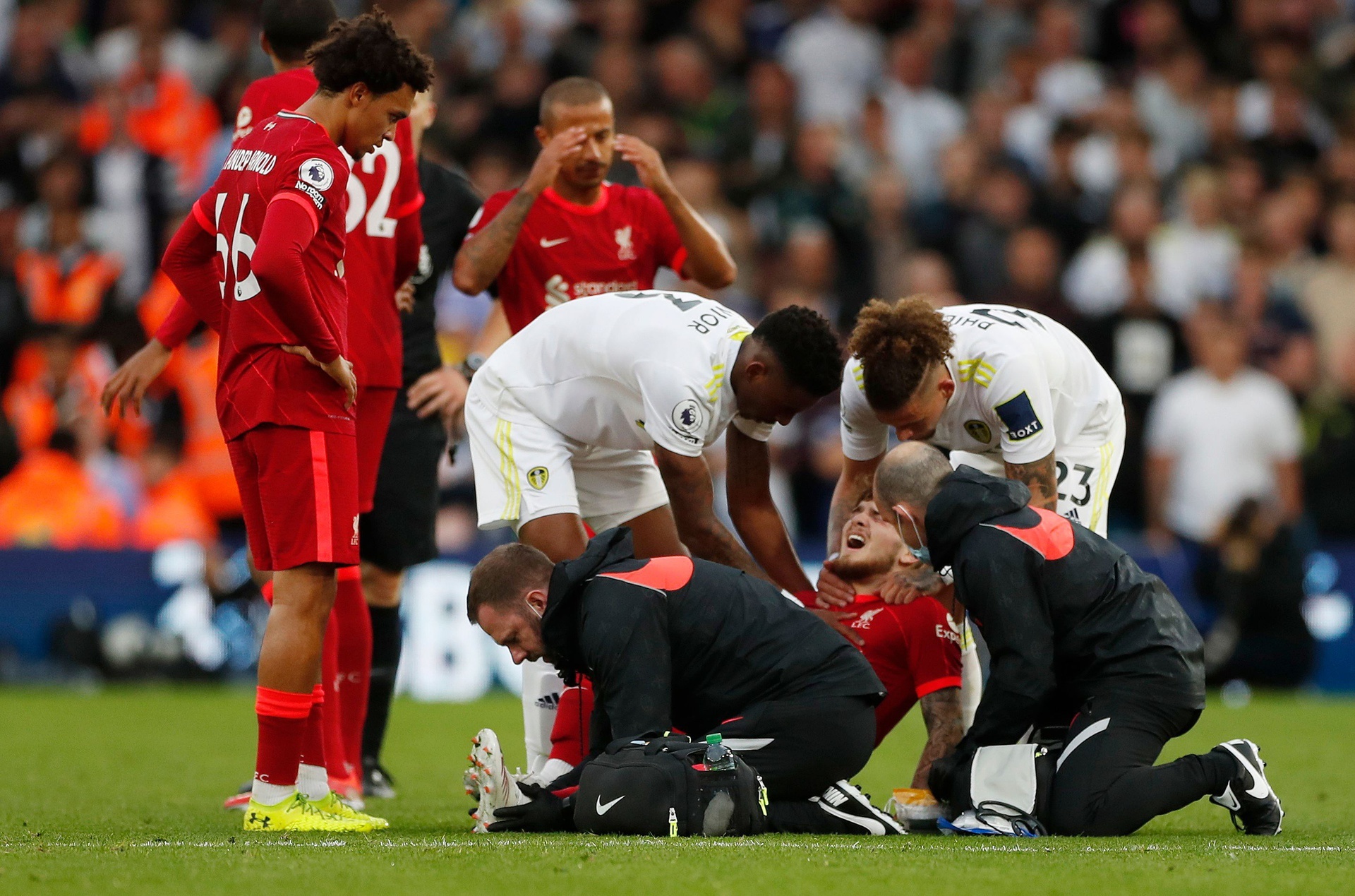 Đồng đội khóc vì chấn thương của sao trẻ Liverpool